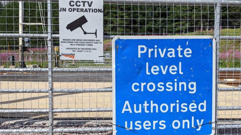 Image from the original article "Pressure grows on rail bosses to reopen Dalwhinnie crossing as MSPs join campaign" (description needed)