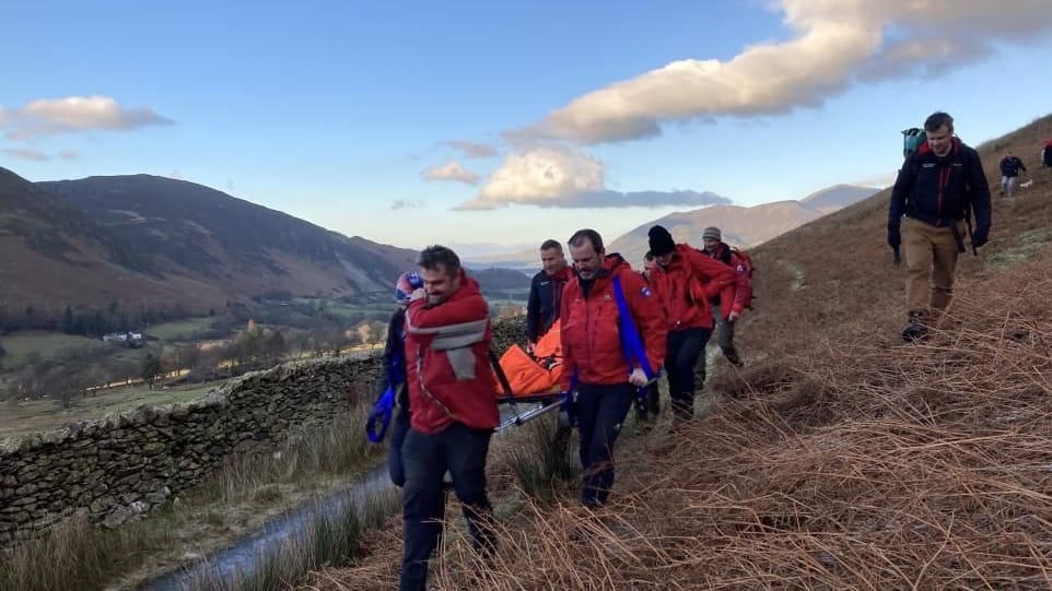 The team carrying the casualty off the mountain (Image: Keswick MRT)