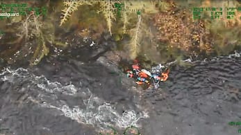 Image from the original article "Dramatic rescue as kayaker in difficulty is winched to safety from rocks" (description needed)